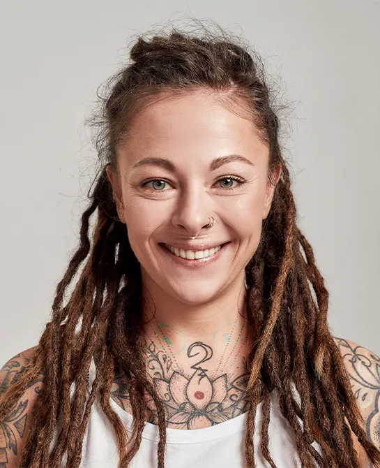 Frau mit Dreadlocks